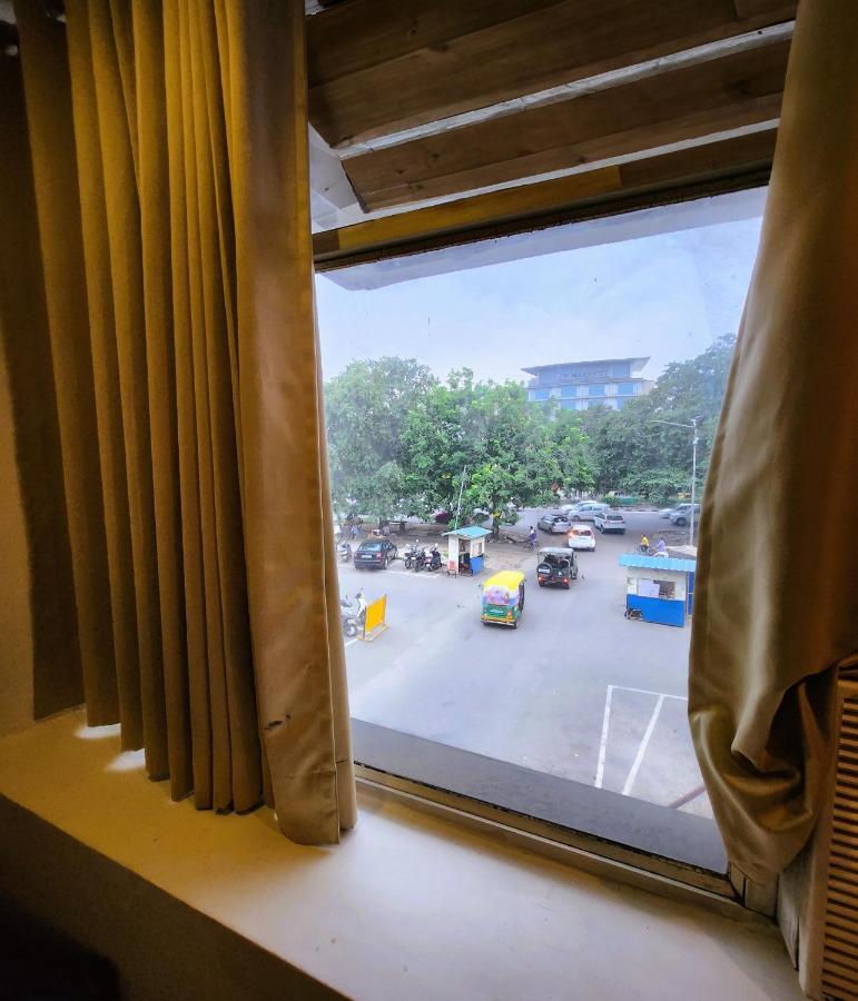 Hotel Royal Brooks Chandīgarh Zewnętrze zdjęcie