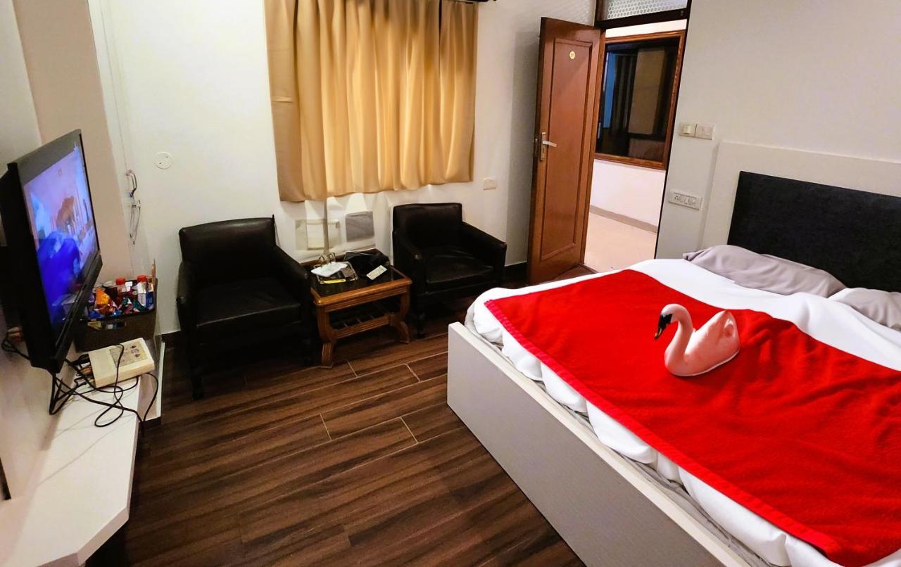 Hotel Royal Brooks Chandīgarh Zewnętrze zdjęcie